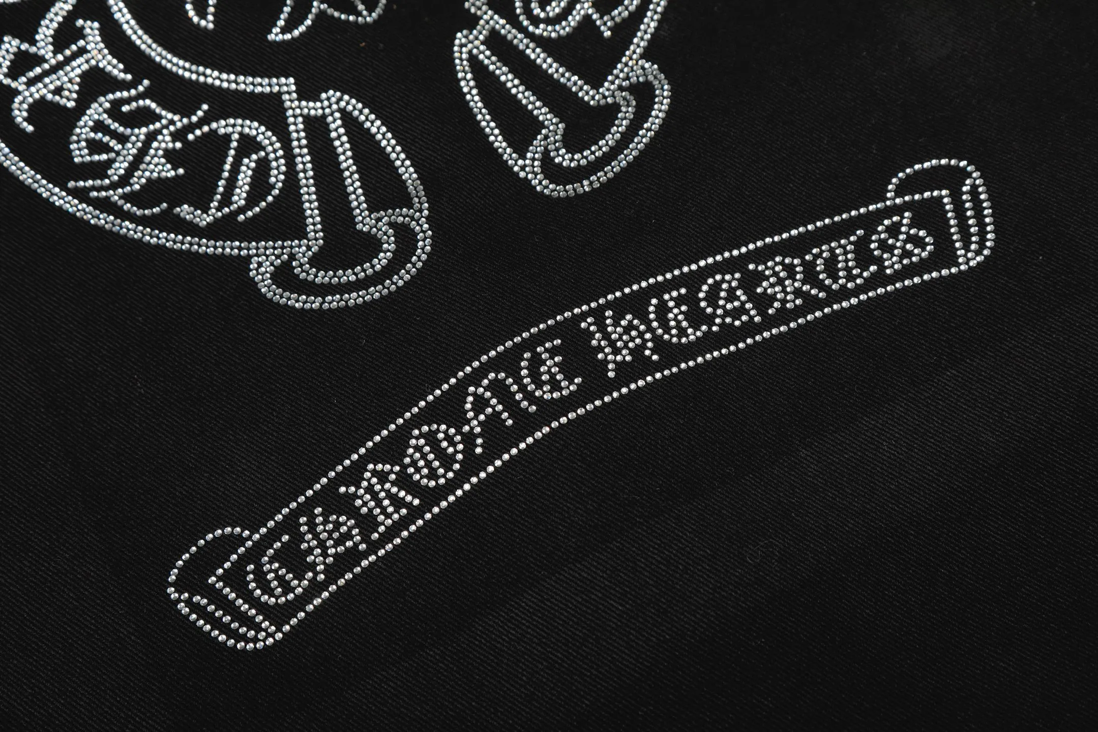 P260 💰 Chrome Hearts Chrome Hearts Cross-Patch Leather Embroidered Shirt Denim Jacket OS version can be worn by both men and women! The fabric is made of twill gauze cotton fabric! The texture is clear and smooth, not easy to wrinkle or fade! The embroidery process is complex and repetitive. There are more than 20 leather labels. It takes 6 repeated embroidery steps to complete the back body. The requirements for the embroidery machine are very strict, and the distance is 45 cm! It won’t work if the spacing is too big, and it won’t work if it’s too small! We make clothes with care, and every detail must be restored one to one! The hardware is all carved and cast, and they are all genuine from the original factory! This piece of clothing consumes a lot of material, with more than 3 meters of material used for one piece of clothing! After the garment is made, it needs to be fixed at high temperature, washed at a water temperature of more than 70 degrees, and softened by adding softener to make the upper body softer and smoother! There is a flap on the sleeve that can be stored into short sleeves! Adapt it to that understanding Color: Black Size: S-M-L-XL